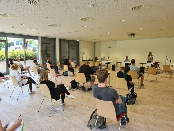 Im Bürgerhaus diskutieren Jugendliche mit Bürgermeisterkandidaten. - © Johanna Müller