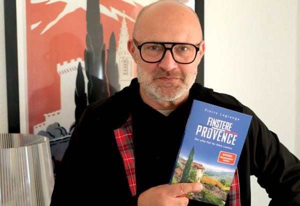 Pierre Lagrange alias LZ-Redakteur Sven Koch mit dem neuen Provence-Krimi. - © Claudia Koch