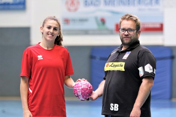 HSG-Trainer Steffen Birkner begrüßt seine neue Spielerin Ona Vegué in der Halle an der Ulmenallee. - © Oliver König