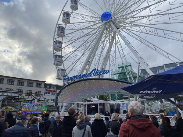 Bürgermeister Tim Kähler begrüßt die Besucherinnen und Besucher zur City-Kirmes vor dem Riesenrad. - © Dana Johanna Stoll