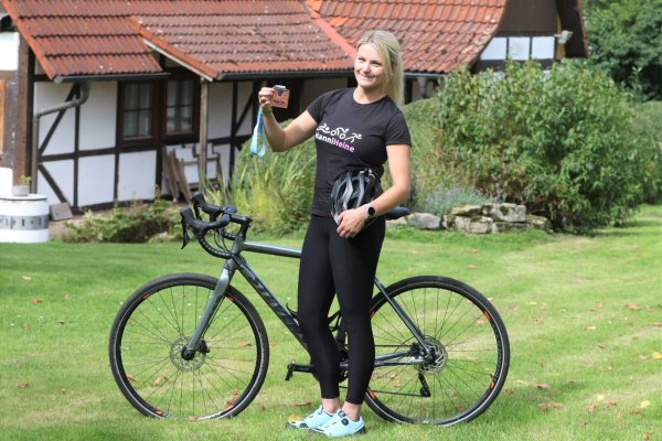 Die Kalletalerin Hanja Heine, hier mit der Medaille ihrer ersten Ironman-Teilnahme in Hamburg, bereitet sich auf ihren nächsten Ironman in Klagenfurt vor. - © Oliver König