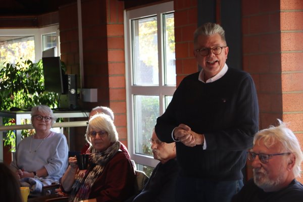 Alt-Bürgermeister Gerhard Schemmel gab im Erzählcafé Geschichten aus seiner 21-jährigen Amtszeit als hauptamtlicher Bürgermeister zum Besten. - © Birgit Guhlke