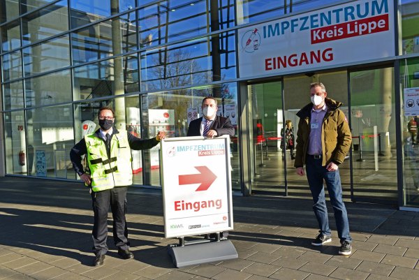 Vor dem Impfzentrum Kreis Lippe: (v.l.) Sascha Alexander Medina Azuaga (Teamleitung Feuerschutz- und Rettungsleitstelle Bevölkerungsschutz Kreis Lippe), Landrat Dr. Axel Lehmann und Dr. Christian Körner (Leiter der Bezirksstelle Detmold der Kassenärztlichen Vereinigung Westfalen-Lippe). - © Nicole Ellerbrake
