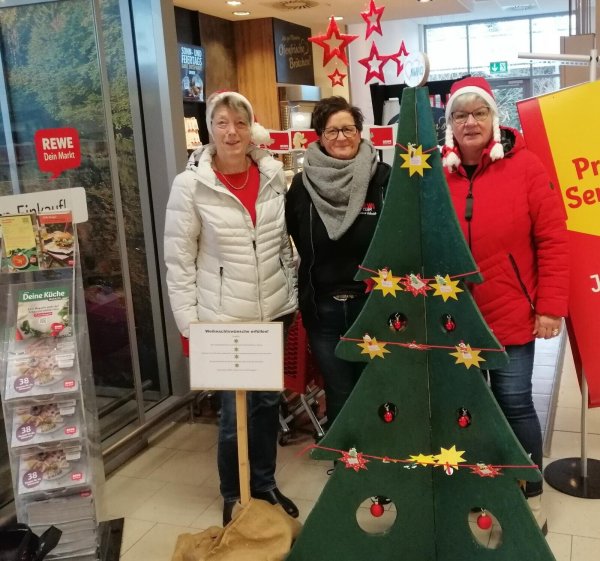 Das Foto zeigt Monika Hölscher (von links), die stellvertretende Marktleiterin Sandra Schäfer und Annette Fillies, die den Wunschbaum am Nikolaustag aufgestellt haben - © Ralf Fischer