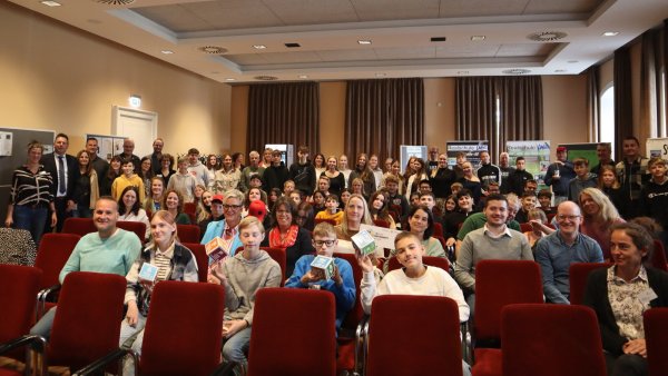 Die Auszeichnungsfeier zur Stufe 1 im Landesprogramm "Schule der Zukunft" findet in feierlichem Ambiente statt. - © Nabu BNE-Regionalzentrum