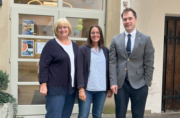 Die Kita-Leiterinnen Uta Bertling, Kristina Schiller danken Pfarrer Dr. Sven Lesemann (von links) für die Unterstützung. - © Ev.-ref. Kirchengemeinde Lage