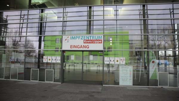 Willkommen im Impfzentrum Lippe: Mittlerweile ist der Betrieb für die Allgemeinheit aufgenommen. Am 10. Januar jedoch ruhte in der Phoenix Contact Arena alles – lediglich 251 Mitarbeiter erhielten eine exklusive Einladung für einen Impftermin. - © Jannik Stodiek