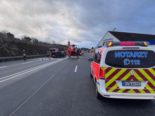 Notarzt, Rettungshubschrauber, Feuerwehr und Polizei waren mit einem größeren Aufgebot am Dienstagmorgen auf der B482 in Porta Westfalica im Einsatz. - © Feuerwehr Porta/Michael Horst