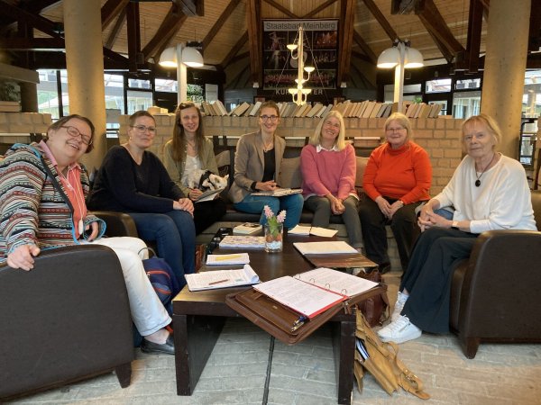 Renate (von links), Kristina, Justyna, Leiterin Susanne Grimm, Petra, Birgit und Marianne gehören zu den Teilnehmern, die beim ersten Schreibtreff im Kurgastzentrum Bad Meinberg dabei sind. - © Cordula Gröne