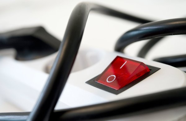 Eine Steckerleiste mit Schalter hilft beim Energiesparen. Denn Geräte im Stand-by-Modus produzieren jährlich Kosten in Milliardenhöhe. - © Andrea Warnecke