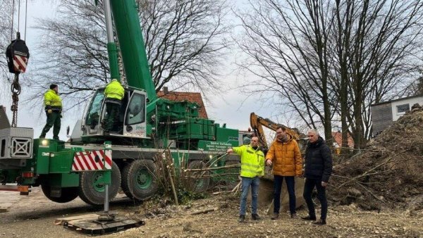 Abwasseringenieur Sven Ranft erläutert Bürgermeister Matthias Kalkreuter und dem Beigeordneten Thorsten Paulussen (von links), wie ein Durchlass für den Hochwasserschutz in der Lützowstraße erneuert wurde. - © Stadt Lage