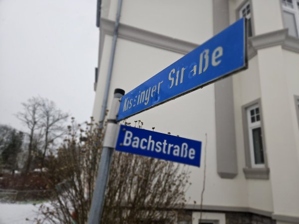 Der Tatort an der Ecke Kissinger Straße/ Bachstraße ist Anfang Januar am Sonntag nach dem tödlichen Vorfall mit Schnee bedeckt. - © Janet König