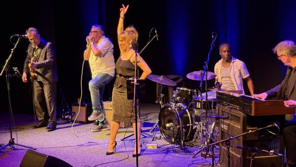 Txako Jones und Dieter Kropp mit seiner Hausband. Gemeinsam spielen sie im Rahmen von "Schönen Gruß vom Blues". - © Jan Schillmann