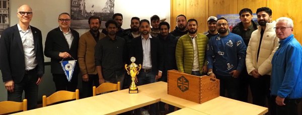 Botschafter für den Sport in Lemgo: Die Cricket Mannschaft mit Dr. Burkhard Pohl (von links), Bürgermeister Markus Baier und Thomas Brede (rechts). - © Stadt Lemgo