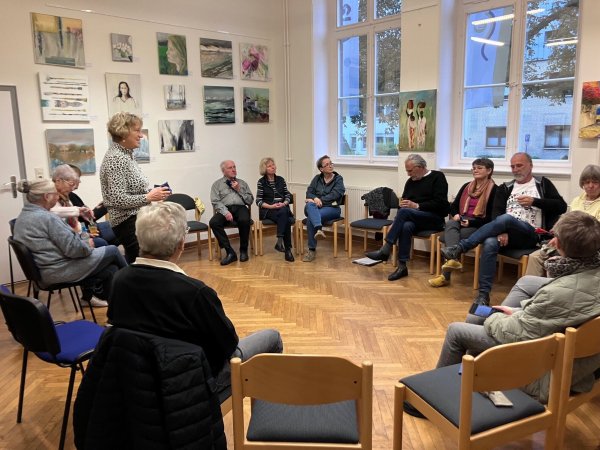 VHS-Kursleiterin, Künstlerin und „Fachwerk“-Vorstandsmitglied Regina Monczynski findet wertschätzende Worte für jedes Kunstwerk der Werkschau. - © Fachwerk