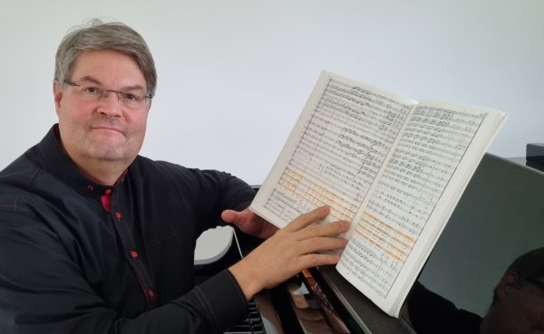 Florian Ludwig dirigiert am 1. Advent Händels Messiah in einer Monumental-Version mit großem Chor und spätromantischem Orchesterapparat. - © Bildrechte: Florian Ludwig