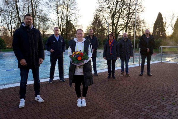 Daniel Stephan (links) bedankt sich im Namen aller Beteiligten bei Sandra Peter-Döhrenberg. Mit dabei sind (hinten, von links) Manfred Krumsiek (DLRG Lemgo), Jörg Franks (Grundschule am Schloss), Renate Dalbke (Stadtwerke Lemgo), Patrick Busse (TV Lemgo) und Christian Piechuta (Eau-Le). - © Stadtwerke Lemgo