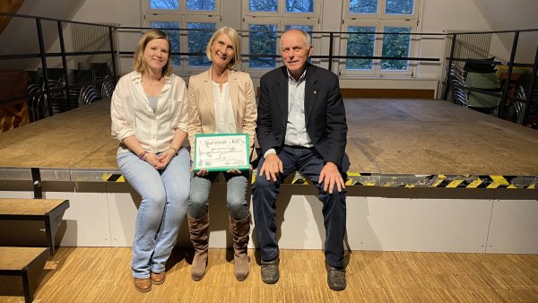 Michaela Kriete (Mitte) stolz zwischen Jana Wolf und Klaus Brand in ihrer neuen Rolle als Schulleiterin. - © Franz Blank