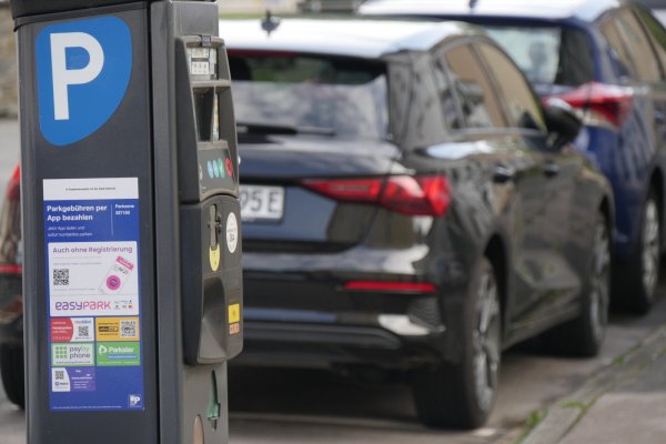 Diverse Anbieter ermöglichen in Detmold die Bezahlung der Parkgebühren per Handy. Fahrzeuge mit E-Nummernschild parken kostenlos - egal, ob sie echte Elektroautos oder Hybrid-Fahrzeuge sind. - © Jost Wolf