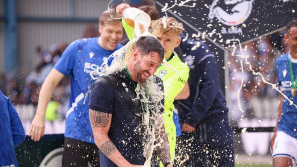 Bloß nichts mehr verschwenden: Das Bier im Stadion wird teurer – für die Bierdusche, die hier Coach Mitch Kniat erhält, dürfte das aber nicht gelten. - © Oliver Krato