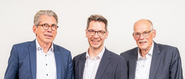 DAK-Vorstandsvorsitzender Andreas Storm, Verwaltungsratschef Roman G. Weber und dessen Stellvertreter Johannes Knollmeyer (von links). - © DAK/Florian Läufer