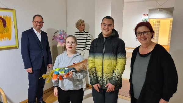 Freuen sich über die Ausstellung im Schloss Brake: (von links) Landesverbandsvorsteher Jörg Düning-Gast, Schülerin Johanna, Kunsthistorikerin Vera Scheef von der Kulturagentur, Schüler Peter und Kunsterzieherin Ute Deling. - © Nadine Uphoff