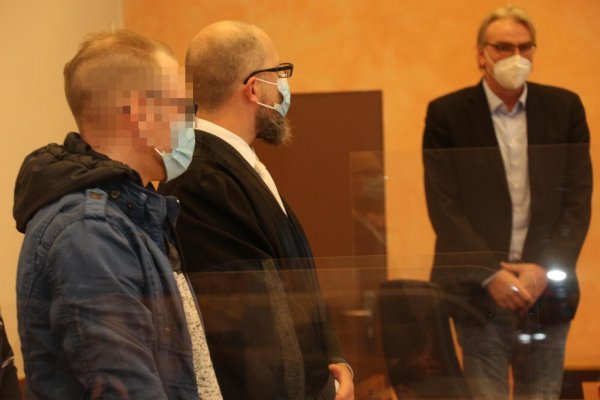 Der 30-jährige Angeklagte (links) mit seinem Verteidiger Hendrik Schnelle. - © Janet König
