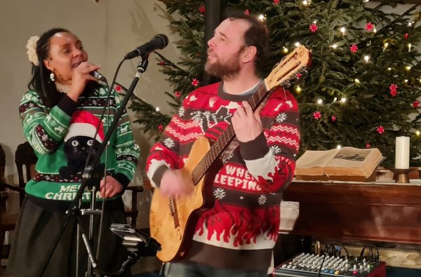 Jennifer und Andreas Grove schufen in der Klosterkirche Blomberg eine ganz eigene Feststimmung - durchaus jenseits von Weihnachten. - © Marianne Schwarzer
