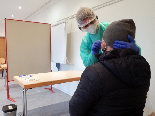 Mehr Sicherheit für DRK-Einrichtungen: Antigen-Teststation in Lemgo für DRK-Mitarbeitende eingerichtet. - © DRK