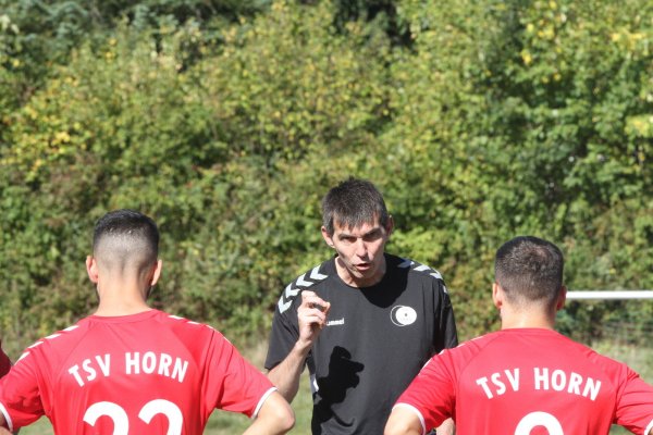 Thorsten Schmiech, Trainer des TSV Horn, macht seinen Spielern eine klare Ansage. - © Sebastian Lucas