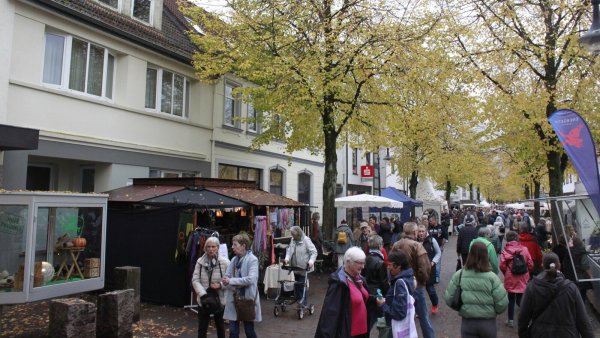Die Stände des Bauernmarktes locken viele Besucher an. - © Juliana Szabo