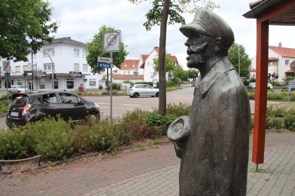 Die "Partei" ruft nach einer anderen Verkehrslenkung in der Ortsmitte. Sie wünscht sich Einbahnstraßen statt Begegnungsverkehr. - © Dieter Asbrock