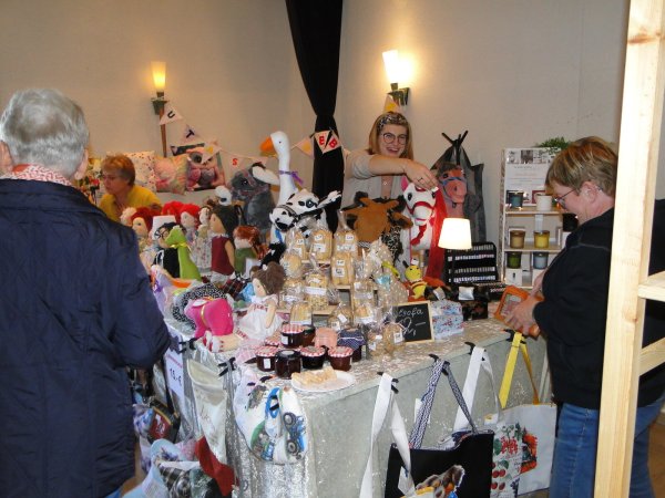 Seife, Herbstdeko, Kunsthandwerk und mehr: Die Stände luden am Wochenende in der Elbrinxer Marktscheune zum Stöbern ein. - © Hajo Gärtner