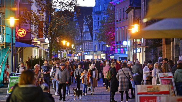Bunt beleuchtet kommt die Detmolder Innenstadt beim ersten Late-Night-Shopping daher. - © Nicole Ellerbrake
