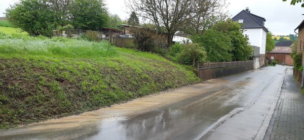 Auch einen Tag später lässt sich, wie hier am Herbstweg in Kalldorf, gut erkennen, wie sich die Schlammmassen ihren Weg gebahnt haben. - © Gemeinde Kalletal