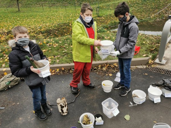 Müll sammeln, sortieren und wiegen für wissenschaftliche Zwecke: die Schüler der Klasse 6 b des Barntruper Gymnasiums (von links) Leon Maurice Meise, Lukas Kirsch und Leon Stiak beteiligen sich an der Aktion "Plastic Pirates go Europe!" - © Sylvia Frevert