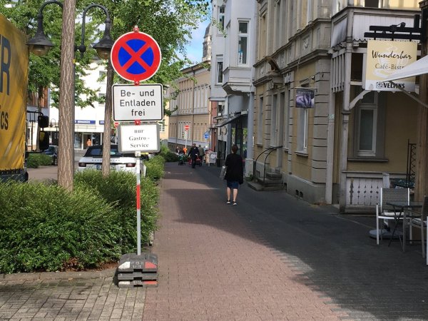In der Innenstadt sind an mehreren Stellen Haltezonen für Lieferservices aus der Gastronomie eingerichtet worden. - © Jana Beckmann