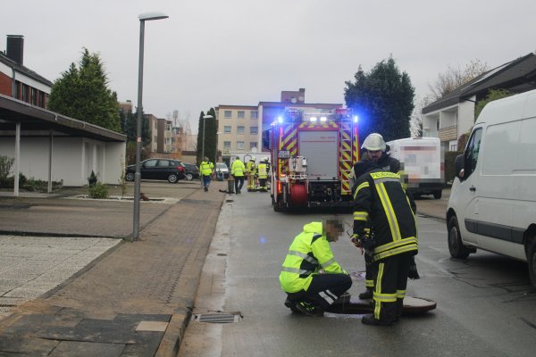 Die Feuerwehr unterstützt die Stadtwerke beim Messen einer möglichen Gaskonzentration in den Kanalschächten. Die Einsatzstelle rund um die Schadstelle ist weiträumig abgesperrt. Foto: Daniel Hobein / Feuerwehr Bad Salzuflen - © Feuerwehr Bad Salzuflen