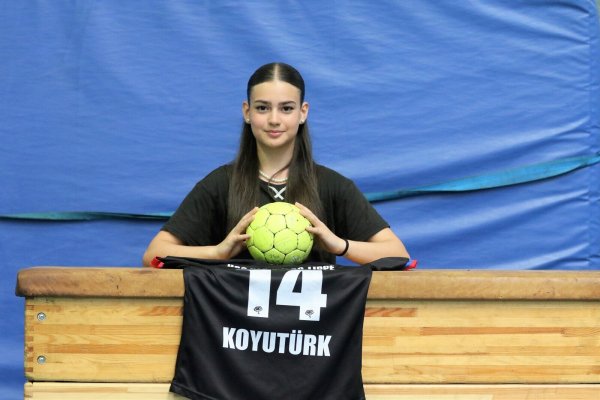 Der Name "Koyutürk" steht auf dem Blomberger Trikot mit der Nummer 14. Nun geht es für die 15-jährige Nurhan zu Nationalmannschaft in die Türkei. - © Oliver König
