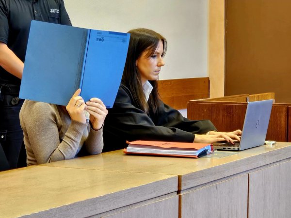 Verteidigerin Franziska Janßen aus Bielefeld nimmt am dritten Verhandlungstag an der Seite ihrer Mandantin Platz. Die 38-jährige Angeklagte aus Horn-Bad Meinberg hat zugegeben, ihr sieben Tage altes Baby erstickt zu haben. - © Janet König