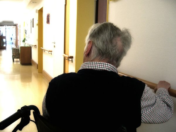 Bewohner von Senioreneinrichtungen dürfen nur unter strikten Auflagen Besuch erhalten. - © Gerd Altmann/Pixabay