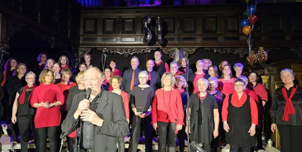 Der Gospelchor „Gospel Souls“ in der Kirche St. Johann in Lemgo: Peter Stolle bedankt sich beim Publikum. - © Philip Marx
