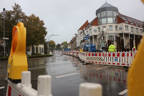 Die Herbstferien spielen der Baustelle am Lemgoer Tor derzeit in die Karten, ist der gängige Verkehr zumindest schon allein deswegen ruhiger. Trotzdem nagt die Situation vorrangig an den umliegenden Geschäften. - © Janet König