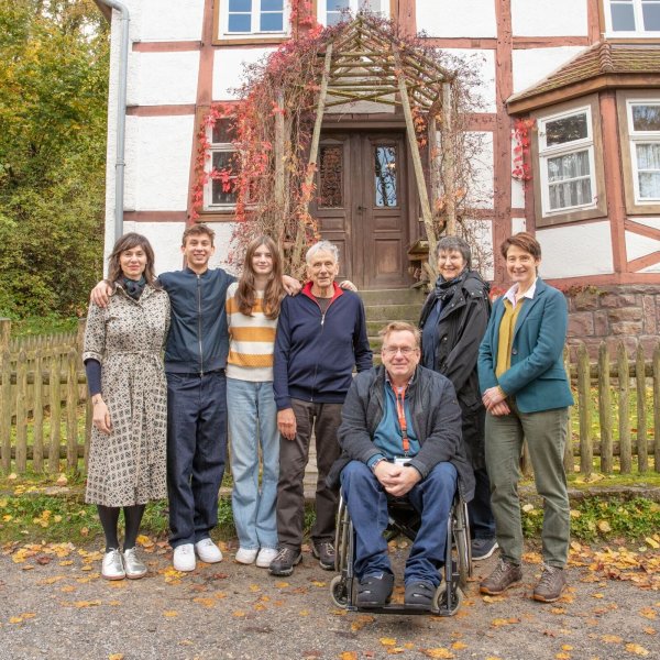 Die Familienwurzeln im Blick: Tanya Uhlmann, Banks Uhlmann, Wrenwin Angell und Peter Uhlmann aus Kanada besuchen gemeinsam mit Dr. Heinrich Stiewe, Gefion Apel und Dr. Marie Luisa Allemeyer (alle LWL-Freilichtmuseum, von links) das Haus Uhlmann als einen Erinnerungsort jüdischer Familiengeschichte im LWL-Freilichtmuseum Detmold. - © LWL/Joachim Franke