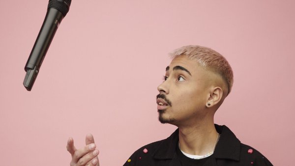 Mit Witz und Charme erzählt Comedy-Aufsteiger Tony Bauer von Hassan, Oma und Opa sowie dem Leben mit dem Kurzdarmsyndrom. - © Max Kopp
