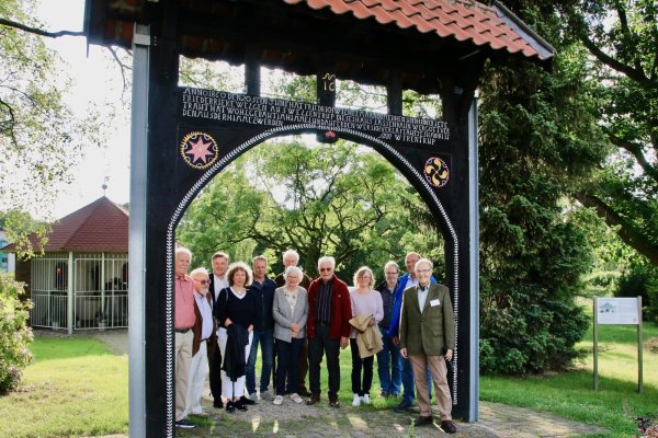 Die Gäste des Rotary-Clubs stehen am restaurierten Torbogen gegenüber der Feuerwache an der Ecke Wilhelm-Mellies-Straße/Oerlinghauserstraße. - © Rudolf Heidrich
