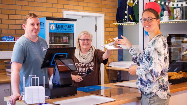 Artur Quiring (von links) und Karla Ollenburg versorgen Schüler und Lehrkräfte des Stadtgymnasiums im neuen "Stadt-Kiosk" mit vielerlei Snacks und Getränken. Die stellvertretende Schulleiterin Tatiana van Schwamen ist nicht nur Initiatorin des Projekts, sondern auch schon eine treue Kundin. - © Raphael Bartling