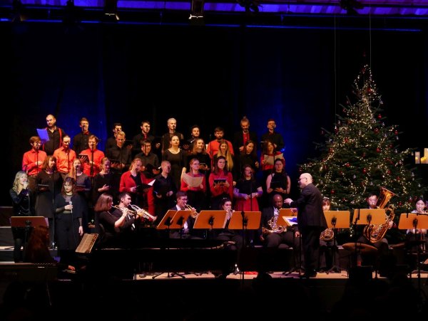 Die "hfmBRASS", der Pop-Up Chor setzen einen brillanten Schlusspunkt unter Leitung von Norbert Stertz. - © Thomas Krügler