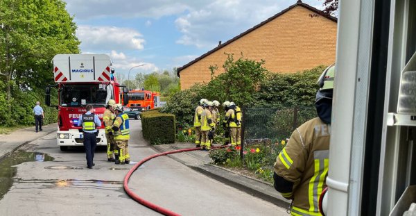 Die Einsatzkräfte konnten den Brand schnell unter Kontrolle bringen. - © Feuerwehr Lage