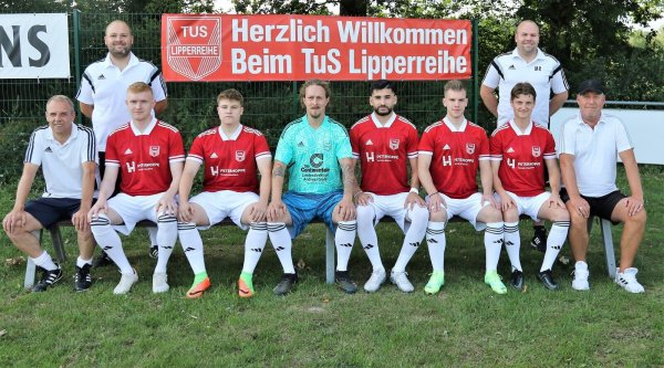 Willkommen in Lipperreihe: (sitzend von links) Torwarttrainer André Gemünd, Jonas Brüggemann, Joel Siemens, Bengt Pyka, Basel Neamy, Nico Neudinger, Michael Ring, Sportlicher Leiter Frank Fulland sowie Co-Trainer Dennis Wieder (stehend links) und Trainer Markus Rüschenpöhler. - © Oliver König